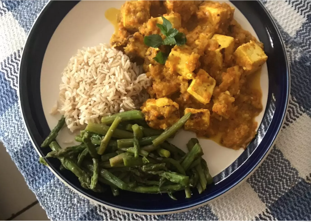 Tofu con curry y esparragos trigueros